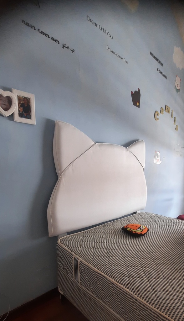 Linea Infantil (Imperial, Tela, Capitonié, Beige, Botón de Tela, Pata Cónica Metálica)