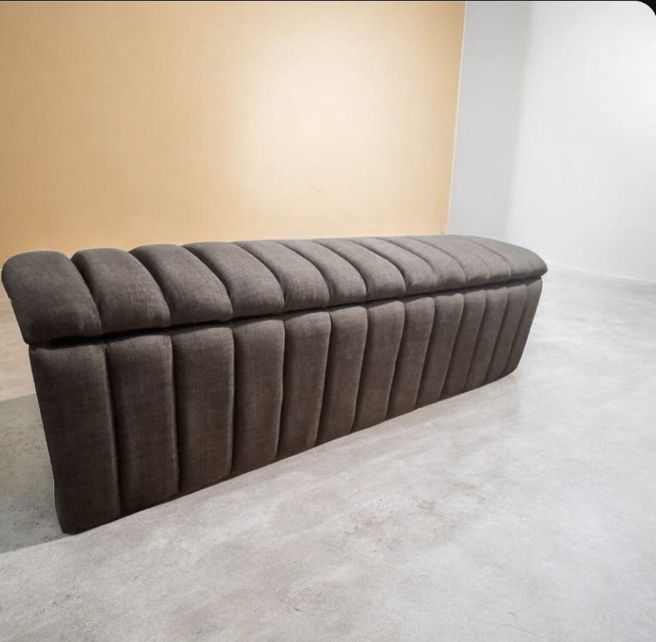 Banqueta Pie de Cama 'Emperador' (Imperial, Tela, Botón de Tela, Pata Cónica Metálica)