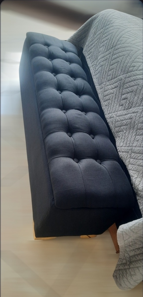 Banqueta Pie de Cama 'Majestic' (Imperial, Tela, Botón de Tela, Pata Cónica Metálica)